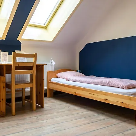 بيت شباب Lima غيور